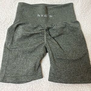 NVGTN XS SCRUNCH SHORTS